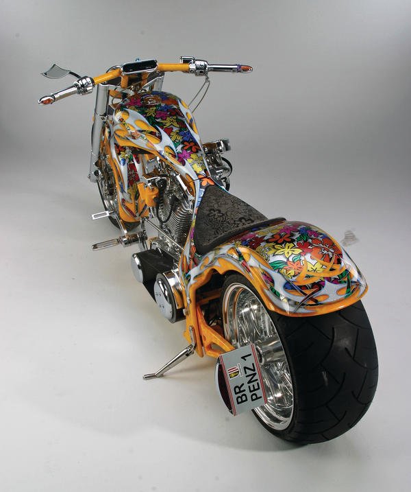 Ein motorrad mit einem großen kotflügel, auf dem „das wort“ steht