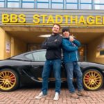 Andreas_und_Viktor_mit_Porsche_vor_der_BBS.jpg